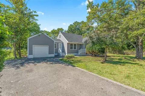 422 Spur Dr, Bay Shore, NY 11706