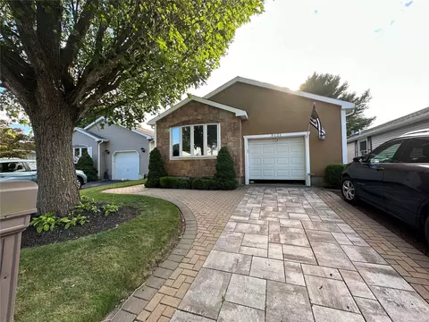5121 Village Cir #5121, Manorville, NY 11949