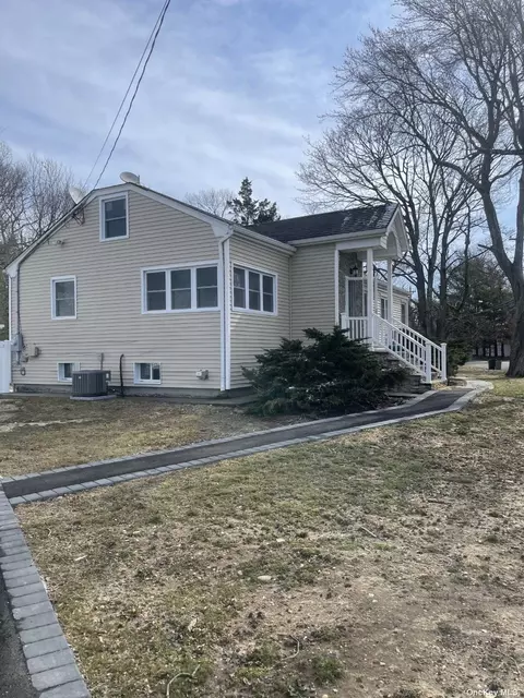 45 Timberpoint Rd, East Islip, NY 11730