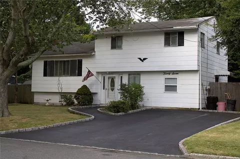 27 Fiesta Dr, Centereach, NY 11720