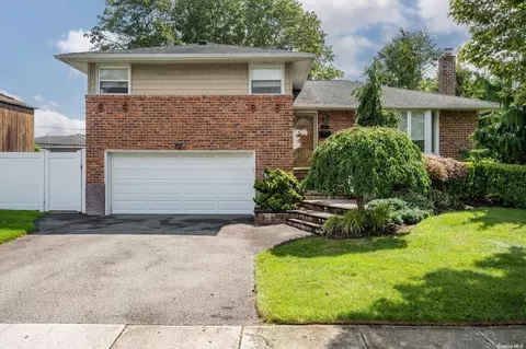 18 Maplewood Dr, Plainview, NY 11803