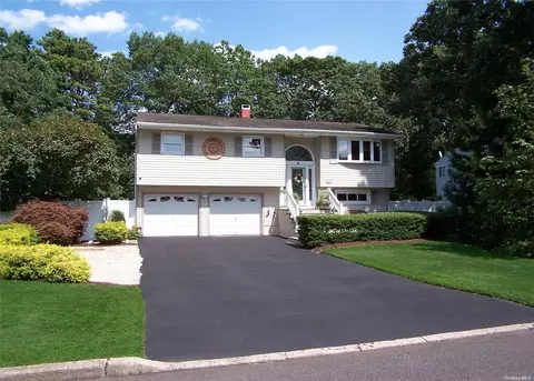 21 17th Ave, Ronkonkoma, NY 11779