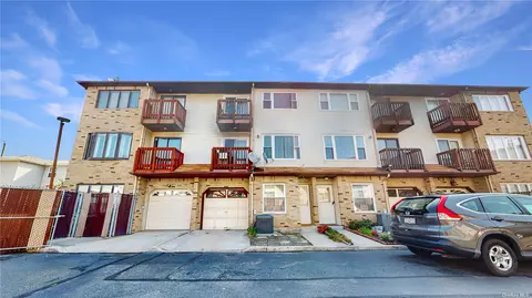 35 Eric Ln, Staten Island, NY 10308