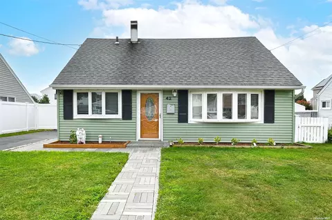 42 Cleveland Pl, Massapequa, NY 11758