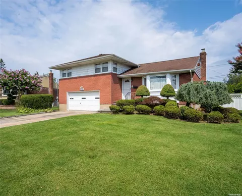 12 Ingram Dr, Hicksville, NY 11801