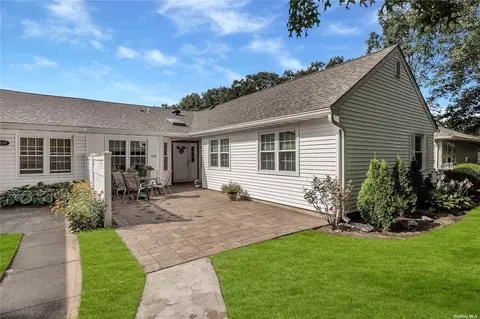 124 Revere Dr #124, Sayville, NY 11782
