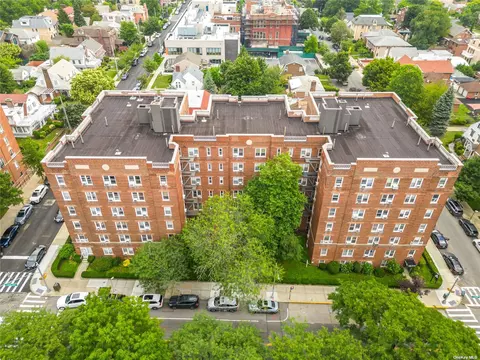 68-63 108th St #3D, Forest Hills, NY 11375