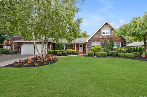 17 W Maple Rd, Greenlawn, NY 11740