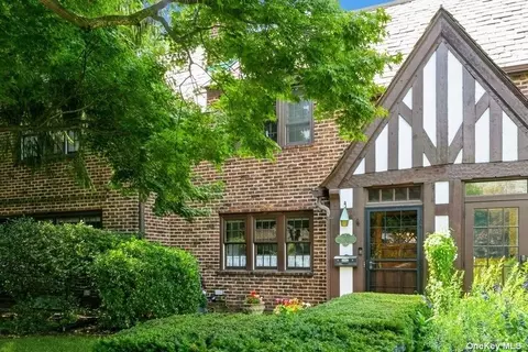 111-03 75th Rd, Forest Hills, NY 11375