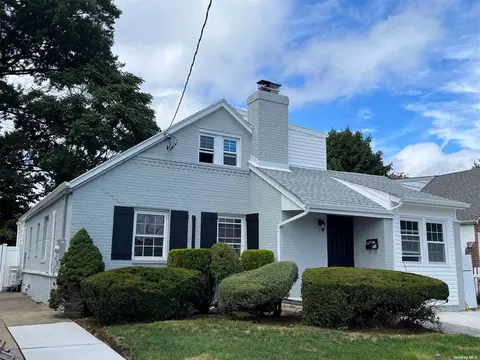1631 Washington Ave, New Hyde Park, NY 11040