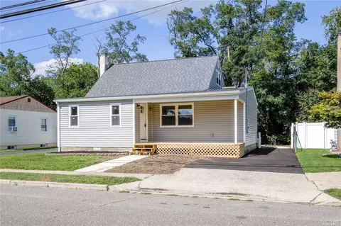 380 N Indiana Ave, Lindenhurst, NY 11757