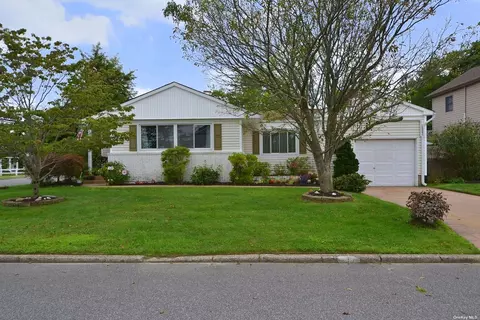4 Cloverwood Pl, Islip, NY 11751