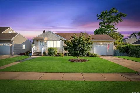 9 Greenbriar Ln, Hicksville, NY 11801