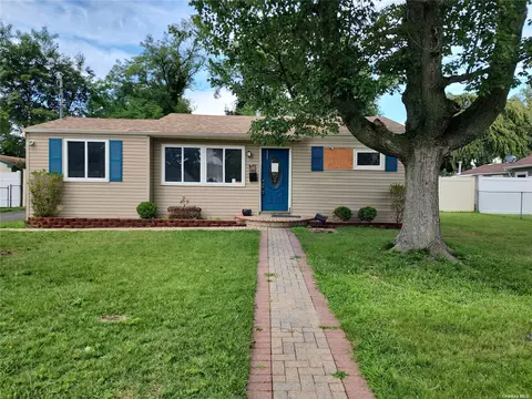 37 18th Ave, Bay Shore, NY 11706