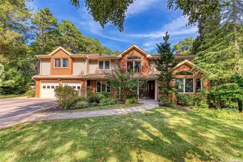 36 Old Brook Rd, Dix Hills, NY 11746