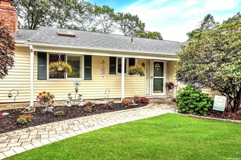 48 Mahogany Rd, Rocky Point, NY 11778
