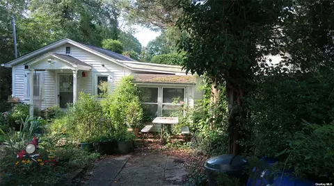 9 Elmwood Ave, Selden, NY 11784