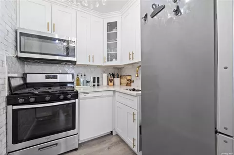 61-20 Grand Central Pkwy #C900, Forest Hills, NY 11375