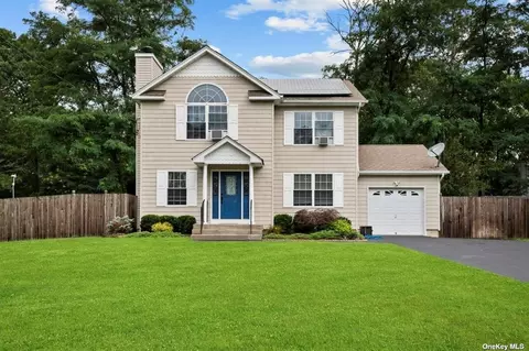 75 Beatrice Dr, Shirley, NY 11967