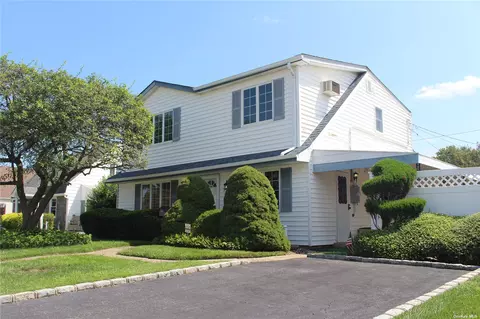 7 Acorn Ln, Levittown, NY 11756