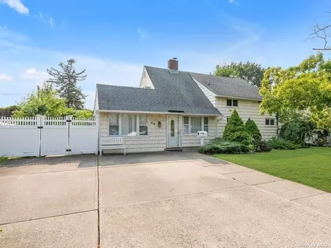 40 Wishing Ln, Hicksville, NY 11801