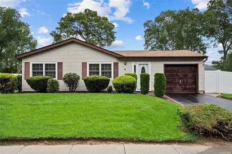 11 Riviera Dr, Selden, NY 11784