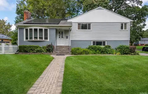1 Winoka Dr, Huntington Station, NY 11746