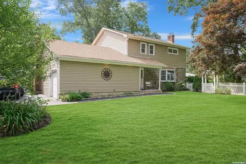 38 Gull Dip Rd, Ridge, NY 11961