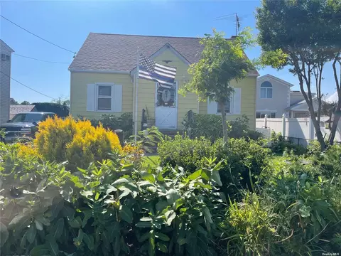 2574 S Saint Marks Ave, Bellmore, NY 11710