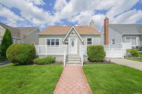 1062 Esther St, Franklin Square, NY 11010