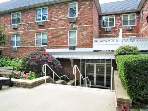 40 Daley Pl #121, Lynbrook, NY 11563