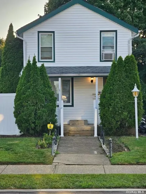 518 Berkley St, Uniondale, NY 11553