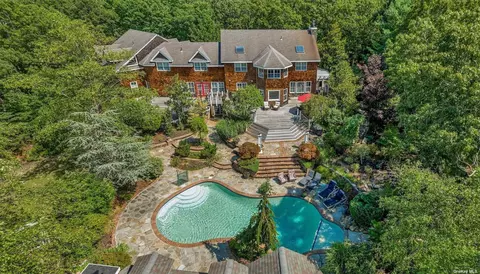 12 Red Creek Cir, Hampton Bays, NY 11946