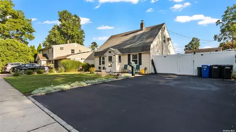 12 Clover Ln, Levittown, NY 11756