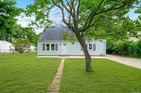 22 Linda Ln, Central Islip, NY 11722