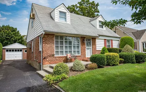 476 Emory Rd, Mineola, NY 11501