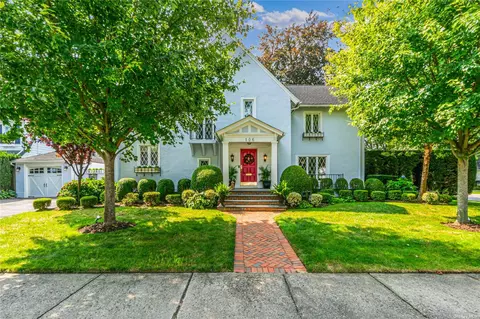 106 Salisbury Ave, Garden City, NY 11530
