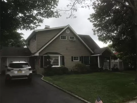 10 Spray Ln, Hicksville, NY 11801