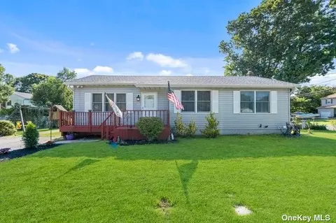 6 Collingswood Dr, Shirley, NY 11967