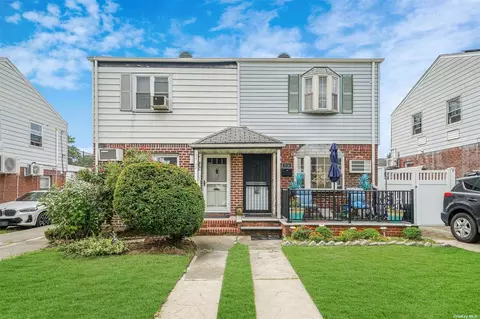 77-52 251st St, Glen Oaks, NY 11004