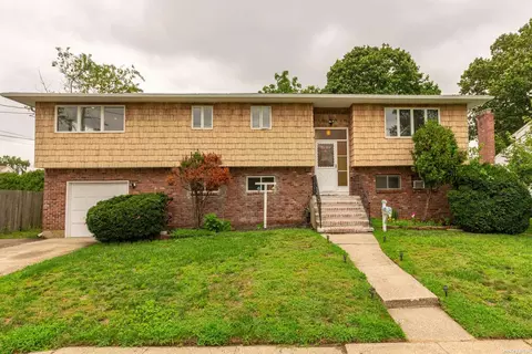 330 S 1st St, Lindenhurst, NY 11757