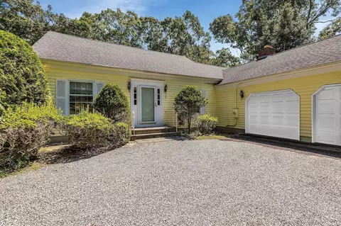 9 Oak Ln, Hampton Bays, NY 11946