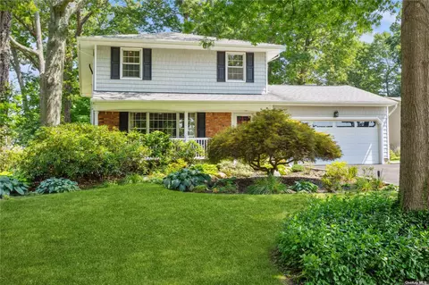 17 Pimlico Dr, Commack, NY 11725