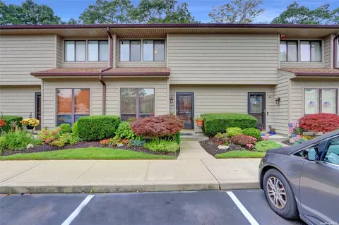 41 Stanford Ct #41, Wantagh, NY 11793