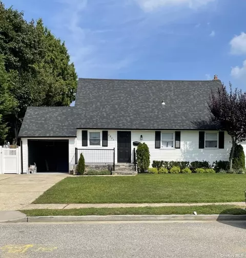 2021 Paddock Rd, Seaford, NY 11783