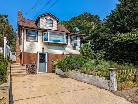 95 Sunburst Dr, Rocky Point, NY 11778