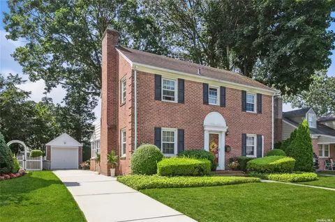 176 Fonda Rd, Rockville Centre, NY 11570