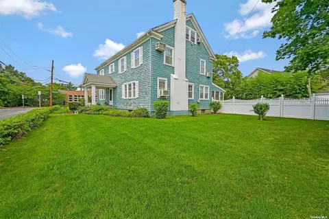 24 Raymond Pl, Hewlett, NY 11557