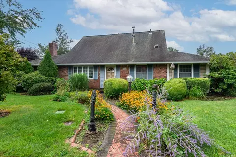 56 8th St, Carle Place, NY 11514