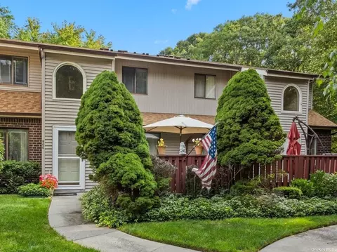 900 Skyline Dr #900, Coram, NY 11727